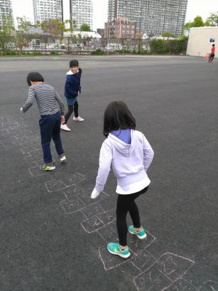 Spelende kinderen op straat