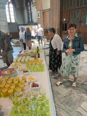 De dames van Samana zorgden bij verschillende gelegenheden voor een hapje en een drankje na de viering.