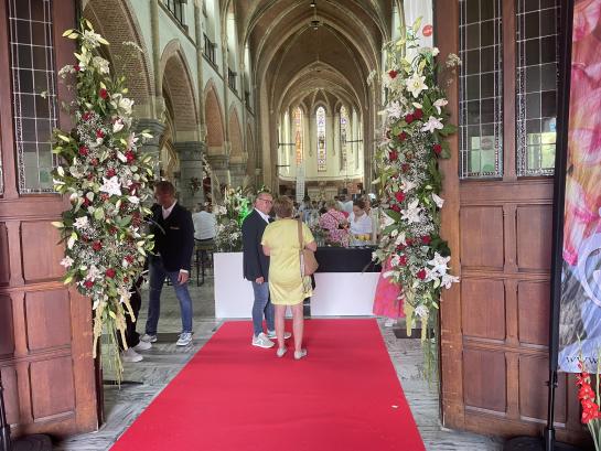 Onze kerk tijdens het Bloemencorso