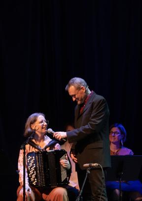 Een vrolijke theatervoorstelling met een vrolijke parochie-assistent!