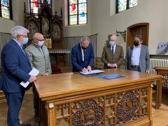  Vlnr. Etienne Van Hecke (VZ CKB), Paul Van Herpe (VZ Kerkraad St Gillis Buiten), Minister Matthias Diependaele, Burgemeester Piet Buyse, Filip Boelaert (voorzitter schoolbestuur ORC). Foto: kabinet minister Diependaele