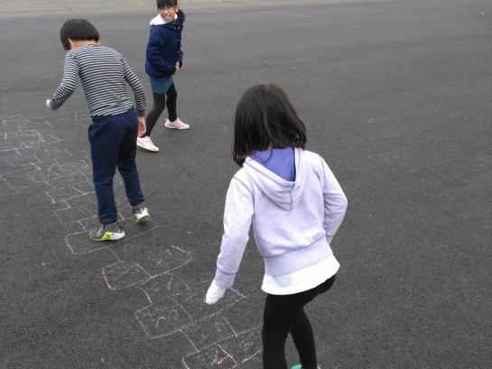 Spelende kinderen op straat