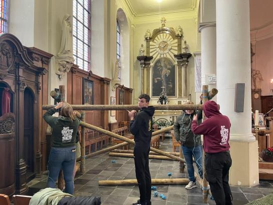 Gesjorde Kerststal in Sint-Ursmaruskerk (Baasrode)